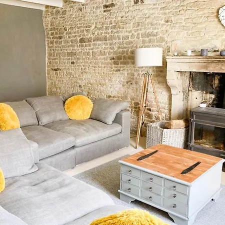 Rural 3 Bedroom With Swimming Pool *