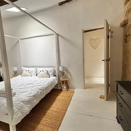 Rural 3 Bedroom With Swimming Pool *